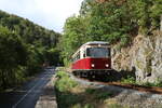 Ein Triebwagen der Baureihe 187, in Aachen bei Talbot gebaut fuhr er zuerst bei der Inselbahn Langeoog bevor er in den 90ern in den Harz kam. Diese Triebwagen bilden das Rückgrat auf der Selketalbahn da deren Einsatz deutlich günstiger ist. Hier befindet sich 187 011 grade an der bekannten Felswand bei Drahtzug am 31.8.2026
