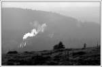 Bereits von der Ferne sichtbar, Zug 8937 von Wernigerode auf den Brocken am 10.10.2007. Die Aufnahme entstand aus paar Metern Entfernung von der Endhaltestelle Brocken. Die Lichtsituation hat einfach zu einem Bild in sw eingeladen.