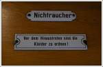   Das Nichtraucherschild ist ja nichts besonderes, aber das Schild darunter hat schon etwas.
