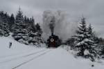 Am Ostersonntag war im tief verschneiten Harz der Ostersonderzug der HSB unterwegs zum Brocken. Hier befindet sich der Zug mit 99 5901 kurz vor der ersten Kreuzung der Brockenstrae hinter Schierke. Schade, dass die alte Dame kein Licht angehabt hatte. (23.03.08)