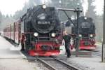 Whrend 99 7239 vor dem steilen Brockenaufstieg Wasser nimmt, steht 99 7243 mit gestilten Durst abfahrtbereit nach Nordhausen in Drei-Annen-Hohne; 26.04.2008