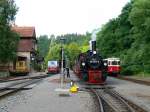 Abendliches Treffen von 99 5906-5 mit zwei Triebwagen am 17.6.08 im Bahnfof Alexisbad