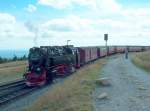 HSB 99 7243-1 mit der HSB 8927 aus Drei Annen Hohne, am 11.08.2008 bei der Einfahrt in den Bahnhof Brocken.