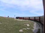 Ein Zug der Brockenbahn bei den letzten Sekunden der Fahrt zum Brockengipfel.