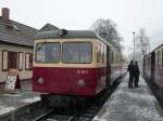 187 012-0 nach Quedlinburg am 31.1.2009 in Gernrode. Auf dem Nebengleis steht 99 5906-5 mit dem Dampfzug nach Alexisbad