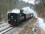 99 5906-5 kmpft sich am 31.1.2009 kurz nach Alexisbad auf dem Weg nach Quedlinburg die Steigung in Richtung Mgdesprung hoch.