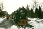 HSB-Lok 99 7240 stande im Januar 1999 mit einem Personenzug zum Brocken als Anschluzug im Bahnhof Drei Annen Hohne.