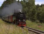 99 7240-7 hat den Bahnhof Drei Annen Hohne gerade Richtung Brocken verlassen.