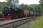 99 7234-0 fhrt mit ihrem Zug vom Brocken kommend durch Wernigerode dem selbigen Endbahnhof entgegen.