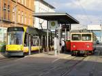 An der Haltestelle Bahnhofsplatz in Nordhausen treffen sich der 187 012-0 der HSB und der Combino 103.