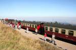 Bestes Brockenwetter herrscht an diesem Tag ber dem Harz.
Die Zge auf den  Blocksberg  waren gut besetzt.
(Brocken, Harz 27.09.2009)