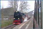 In Wernigerode-Hasserode kommt Zug 8935 mit 99 7234-0 zum Brocken entgegen.