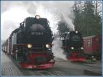 Es ist immer wieder ein Spektakel, die drei Dampfzge in Drei Annen Hohne. Ganz rechts ist der Zug nach Wernigerode zu sehen, daneben mit 99 7241-5 Zug 8941 zum Brocken und im Vordergrund 99 7236-5 mit Zug 8903 nach Eisfelder Talmhle. (06.12.2009)