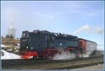 99 7241-5 hat ihren Zug umfahren und setzt sich auf dem Brocken ans talseitige Ende des Zuges.
