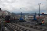 Am 26. Februar 2010 rollte Zug 8920, gefhrt von 99 7232-4, den Bahnhof Wernigerode herein. Im Hintergrund ist ein Teil des Bahnbetriebswerks zu sehen.