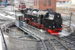 Am 26. Februar 2010 wurde Lokomotive 99 7232-4 der Harzer Schmalspurbahnen auf der Drehscheibe im Bahnwerk Wernigerode gedreht. Das Foto wurde auf dem Aussichtsplatform genommen.