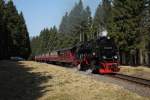 99 7232 der Harzer Schmalspurbahnen, im Hintergrund der Brocken.