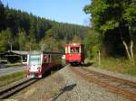 Parallelausfahrt der Triebwagen 187 017 und T1 am 15.10.2005   aus Alexisbad in Richtung Stiege.