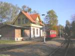 Bahnhof Strassberg (Harz) auf der Selketalbahn am 15.10.2005 
mit dem Triebwagen T1 der ehemaligen Gernrode-Harzgeroder 
Eisenbahn. Bemerkenswert schn sind die hlzernen Anzeiger 
der Fahrtrichtung am Bahnsteig.