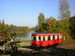 Der Triebwagen T1 der ehemaligen Gernrode-Harzgeroder Eisenbahn   am 15.10.2005 zwischen Gntersberge und Friedrichshhe.