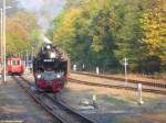Der Zug Nummer 8967 nach Stiege mit 99 6001 am 15.10.2005  bei der Ausfahrt aus dem Bahnhof Alexisbad, im Hintergrund   links der Triebwagen T1.