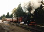 99 7238-1 der Harzer Schmalspurbahnen mit Zug 8947 Drei Annen Hohne-Brocken auf Bahnhof Drei Annen Hohne am 16-10-1997.