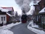 der Dampfzug durchfhrt die Kirchstrasse in Wernigerode wie eine Strassenbahn 27.02.2006