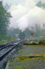 Harzer Bulle einfahrend in Drei Anne Hohne, das niesel Wetter drckt die Dampffahne etwas, trotz alledem ein imposantes schauspiel.

Lok 99 7236-5