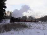 99 7240-4 vor dem Zug in Richtung Alexisbad im Dezember 2001 bei Sternhaus Haferfeld.