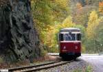 hier ein etwas lteres Foto: VT 187 011-2 auf der Fahrt nach Gernrode, Selketalbahn im Harz (1.000mm Spurweite), fotografiert bei Drahtzug am 23.10.2006 --> Dieser Triebwagen wurde 1954 von Talbot fr die Kreis Altenaer Eisenbahn gebaut. Bevor er in den Harz kam, war er bei der Inselbahn Langeoog im Einsatz.