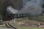 99 5901 und 99 5902 mit dem Oldtimerzug auf dem Weg zum Brocken beim Verlassen des Bahnhofs Drei-Annen-Hohne am 01.05.2006.