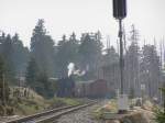 Brockenbahn am Bahnparrallelweg des Goethewegs ca. 3 Kilometer vorm Brocken. Der linke Zug wartet auf Weiterfahrt zum Brocken. (Gewhnlich wartet der abwrtsfahrende Zug auf den heraufkommenden Zug zum Brocken. Bei dieser einen Fahrt ca. 14:40 wartet allerdings der Zug, der Zum Brocken fhrt) 