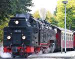 Die 99 222 , keine Neubaulok, sondern eher eine Einheitslok fr Schmalspurbahnen,   am 04.10.2010  gegen 18:15 Uhr vom Brocken kommend auf der Fahrt nach Wenigerode.