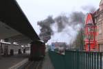 Leute, nehmt die Wsche rein!! Fr die anstrengende Bergfahrt in den Oberharz hat der Heizer von 99 7245 am 06.04.2012 im Bahnhof Nordhausen-Nord ordentlich Feuer unter`m Kessel gemacht! Im Bild