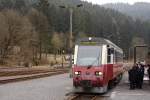 Triebwagen 187 016 luft, aus Nordhausen kommend, am spten Nachmittag des 06.04.2012 auf Gleis 2 im Bahnhof  Eisfelder Talmhle  ein. Somit ist die Strecke fr den am Bahnsteig 1 stehenden Dampfzug P 8929 frei!