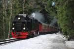 99 7237-3 der Harzer Schmalspurbahnen kommt am 29. Februar 2012 mit Zug 8940 vom Brocken und fhrt dem Bahnhof von Schierke entgegen. Das Foto wurde vom Bahnparallelweg ab gemacht.