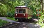 Dieser Triebwagen der Museumsbahn Bruchhausen-Vilsen wurde am 09.06.12 zum Jubilum der Harzer Schmalspurbahnen fr Sonderfahrten eingesetzt. Hier durchfhrt er ein Waldstck in Wernigerode Richtung Bahnhof.