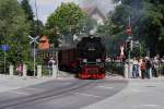 99 236 hat am 09.06.2012 mit ihrem Planzug P 8935 zum Brocken soeben den Bahnhof Wernigerode-Westerntor verlassen und befhrt gerade die Westerntor-Straenkreuzung.