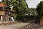  Wann kommt denn endlich der nchste Zug?!  Neugierig und gespannt blickt der kleine Bahnfan von der Schrankenanlage in Richtung Bahnhof Wernigerode-Westerntor.