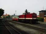 Am 21.08.2012 konnte das Harzkamel, in Form von 199 861-6, bei Rangierarbeiten im Bahnhof Wernigerode live erlebt werden. Was fr ein Soundgenuss ;)
Im Schlepptau hat sie gerade Tw 187 017-9, der zuvor als 8902 aus Eisfelder Talmhle eintraf.
