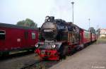 HSB 99 6001-4 stellt Personenzug nach Alexisbad am Bahnsteig bereit, Harzer Schmalspurbahnen, KBS 333 Selketalbahn, Spurweite 1.000 mm, fotografiert im Bhf. Gernrode am 26.08.2002