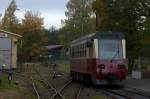 Noch unsaniert prsentieren sich die Gleisanlagen in Hasselfelde, so da der Fotograf neben dem typischen Dieselsound von 187 016 - 6 das Klacken der Schienenste   genieen  konnte. Die Strecke von Stiege nach Hasselfelde ist aber schon  fast vollstndig saniert.  16.10.2012 gegen 10:08 Uhr