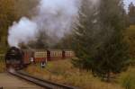 Hier ist 99 6001 - 4 Schlulock, als der Zug P 8920 aus Nordhausen Nord  zum Brocken am 15.12.2012 gegen 11:53 Uhr  den Bahnhof Sorge verlt.