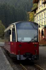 187 015 - 3 , einer der etwas   jngeren  Dieseltribwagen brachte den Fotografen bei leicht trben Wetter am 16.10.2012 von Benneckenstein zur Eisfelder Talmhle.
