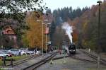 Alexisbad 99 6001-4 beim Wassernehmen, Harzer Schmalspurbahnen, KBS 333 Selketalbahn, Spurweite 1.000 mm, fotografiert im Bhf.