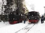 99 7232-4 und 99 5901 stehen am 09.02.2013 im Bahnhof Schierke und warten auf ihre jeweilige Abfahrt in Richtung Wernigerode.