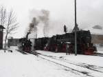 99 5901, 99 7238-1 und 99 7241-5 stehen am 09.02.2013 in der Lokeinsatzstelle Wernigerode bereit.