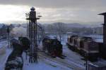 Kleine Lokparade im Bw Wernigerode der Harzer Schmalspurbahnen (HSB), aufgenommen am Nachmittag des 25.01.2013 von der Aussichtsplattform am Bahnhof aus.