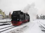 99 7247-2 fhrt am 09.02.2013 im Bahnhof Wernigerode rckwrts an den Bahnsteig, wo bereits ihr Zug zur Fahrt auf den Brocken bereit steht.