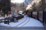 99 7237 hat mit ihrem Zug P8937 am 25.01.2013 soeben den Bahnhof Wernigerode-Westerntor verlassen und stampft jetzt der gleichnamigen Straenkreuzung entgegen.